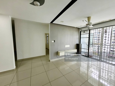 Non bumi unit. Facing pool! Nearby MRT! View to offer!