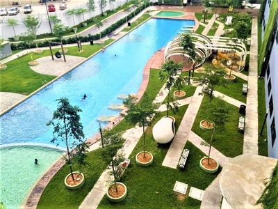 Walking distance to LRT and Condo Facilities, Facing Swimming Pool
