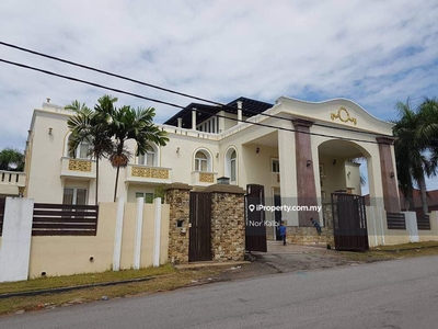 3 1/2 storey bungalow with 20k sqft land in Country Heights Kajang.