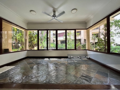Meticulously maintained tropical enclave with 10 car parks!