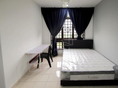 middle bed room with queen bed (Kulim Utama 2)