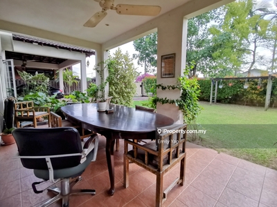 Spacious Bungalow in a Serene and Desirable Mature Neighbourhood