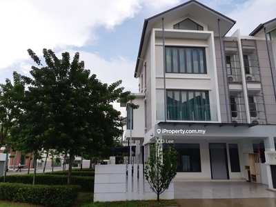 Freehold 3 storey house in Puchong for sale below market value