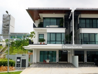 Individual title with huge garden landscape 3storey house at Puchong