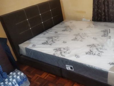 F/F Aircon room with attached bathroom for SINGLE Professional SECTION 14, PJ