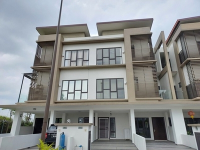 For Rent : N'Dira 16 Sierra, 3 Storey Townhouse, Intermediate Unit, Fully Furnish, Renovated, Near MRT & IOI City Mall, Puchong South.