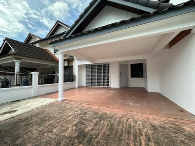 FOR Sale/ Jalan Persiaran Utama 2/ Mutiara Rini/ Double Storey Terrace House/ partially renovated