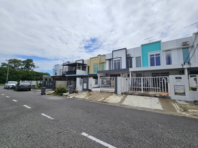 For sales/ Bukit Indah 29/ Double Storey Terrace House/ Gate & Guarded/ long car porch