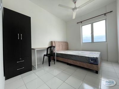 Middle Room at Kuchai Lama, Local Male Tenant, Cover Elec Water Wifi, Nearby MRT Kuchai