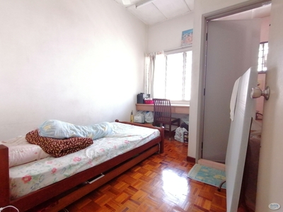 Single Room with attached twin shared bathroom near Endah Parade