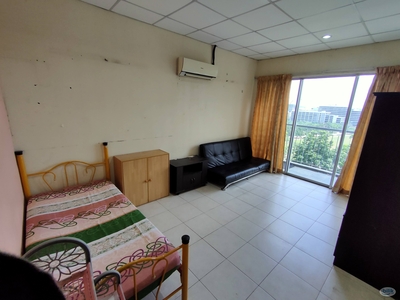 Cyberia Smarthome. Perempuan. Furnished NONsharing Large Master Room Airconditioned.