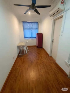 Middle Room with window/attach bathromm/ 5 mins driving distance to Setia City MAll & Top Gloves