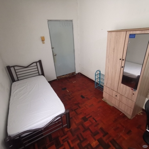 Middle room available for working adult