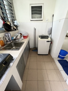 Middle Room For Rent at Seri Puteri Condo, 1-min to Cheras LRT