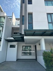 1.5 Storey Lower Unit Townhouse @ Freehold @ Partly Renovated