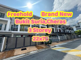3 Storey Terraced House @ Taman Bukit Suria,Selling Below Market Price