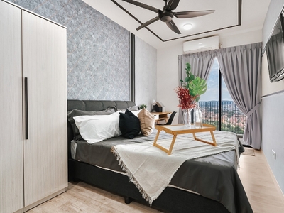Premium Master Room With Balcony at Emporis Nearby to MRT Kota Damansara