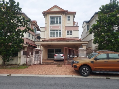 2.5 storey zero lot bungalow, garden, large porch, guarded, near MRT
