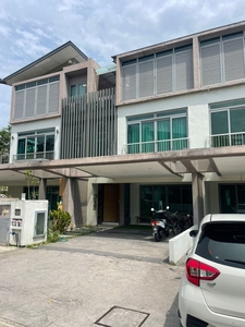 Renovated 3 Storey Superlink D 'Island Puchong For Sale