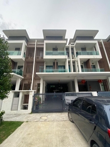Renovated Fully Furnished 3 Storey Reflexion Pool Villa, Taman Nusaputra Timur Puchong For Sale