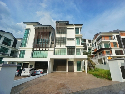 Semi D 4 Storey with Private Lift at Kingsley Hills Putra Heights For Sale