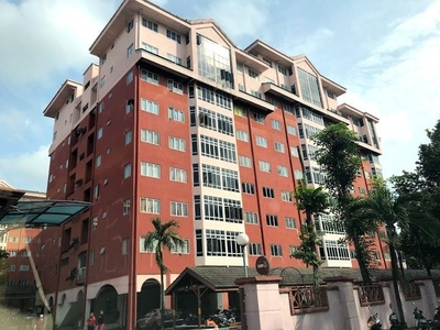 Walk to LRT Renovated Penthouse With Balcony Permai Villa Puchong For Sale