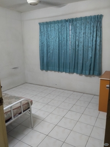 Apartment walking distance to Mrt - Middle Room to let