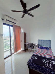 Available female room at glomac Centro