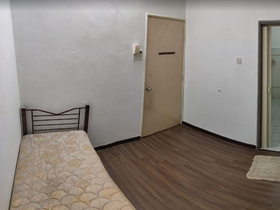 Cozy middle room with AC and joint bathroom at USJ 6/6P
