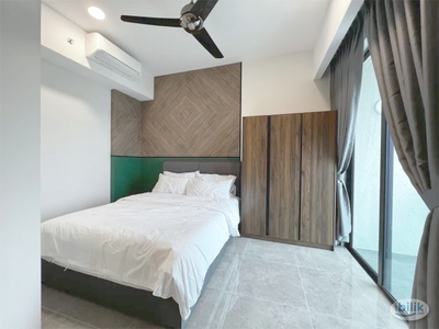 Luxury Medium Room With Balcony View in Ooak Suites, Mont Kiara, Near MRT Semantan
