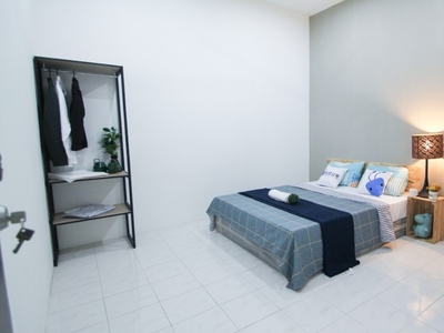 Middle Queen Bedroom at Taman Paramount, Petaling Jaya
