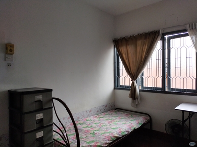 Middle Room Available at Section 17, Petaling Jaya