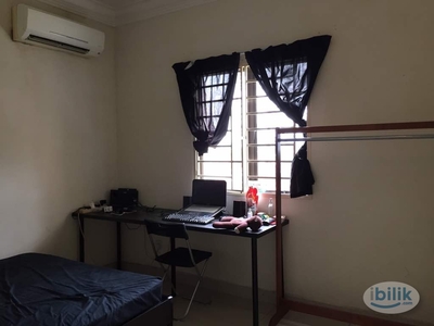 Middle Room for Rent : Condo near Taman Paramount LRT Station for immediate move-in