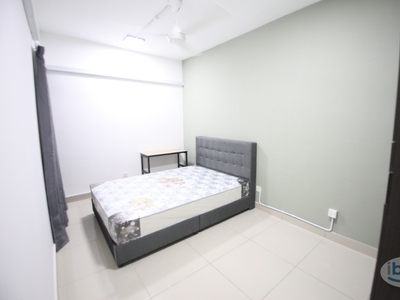 Near MRT Station Medium Queen Bedroom at Casa Residenza, Kota Damansara
