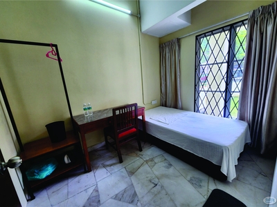 Single Room,Grd Window,flr,Bed,Male,Ceiling Fan,Free Wifi,shelf,3sty,Bandar Puchong Jaya