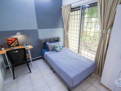 NEAR LRT PUCHONG PRIMA!!!Single Bedroom with Air-cond and Window at Taman Puchong Prima, Puchong