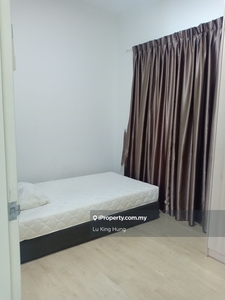 Parkhill Residence medium room near Apu with big wardrobe for rent