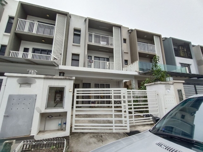2.5 Storey Terrace House Averia Abadi Heights, Puchong For Sale!