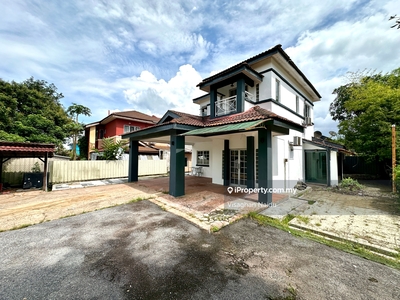 2-Sty Spacious Bungalow overlooking a mosque in the distance!