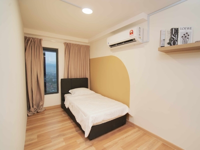 Affordable & Convenient Middle Room Suitable For Single