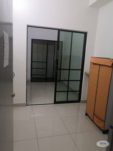 Middle Room / 5 mins driving distance to Setia City Mall & Top Gloves