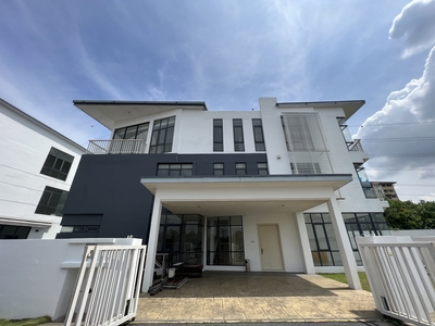Newly Completed Luxury 3 Storey Bungalow at Mines Villa, The Mines