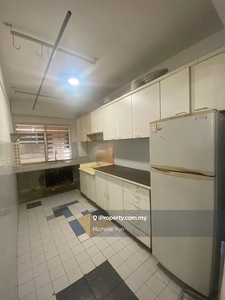 Partial furnished,kitchen cabinet,3r2b,1cp,vacant now,middle floor
