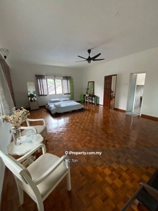 Spacious fully furnished master room for rent at Petaling Jaya