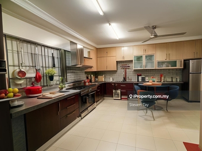 Bandar puteri 8, 6rooms, extended kitchen back and side, ample parking