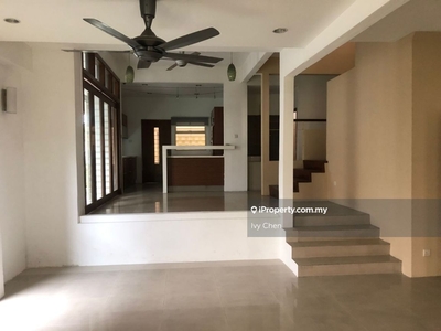 Freehold Taman Desa Semi-D with 6 rooms 4 baths for sale