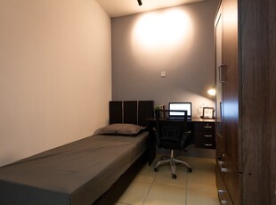 Affordable new Middle Room at Platinum Lake PV12, Setapak
