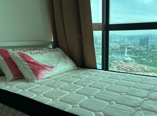 Middle Room with panoramic lake view, 3km to KLCC , attached bathroom and next to MRT