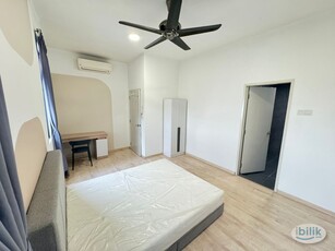 【Private bathroom】MasterBedRoom + LRT station nearby