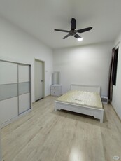 Walk to LRT! Master Room for Rent!